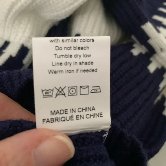 *NEW* Navy and White Women's Sweater. Size Large - Picture 11 of 11